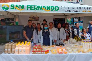 Exhibición de productos procesados en la Feria organizada por el GAD Parroquial del cantón San Fernando gracias al Proyecto de fortalecimiento de la cadena productiva de leche.
